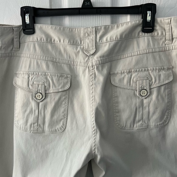 Chico’s Capri Pants micro corduroy women’s size 2 (12) Tan   *tiny flaw - Picture 4 of 11